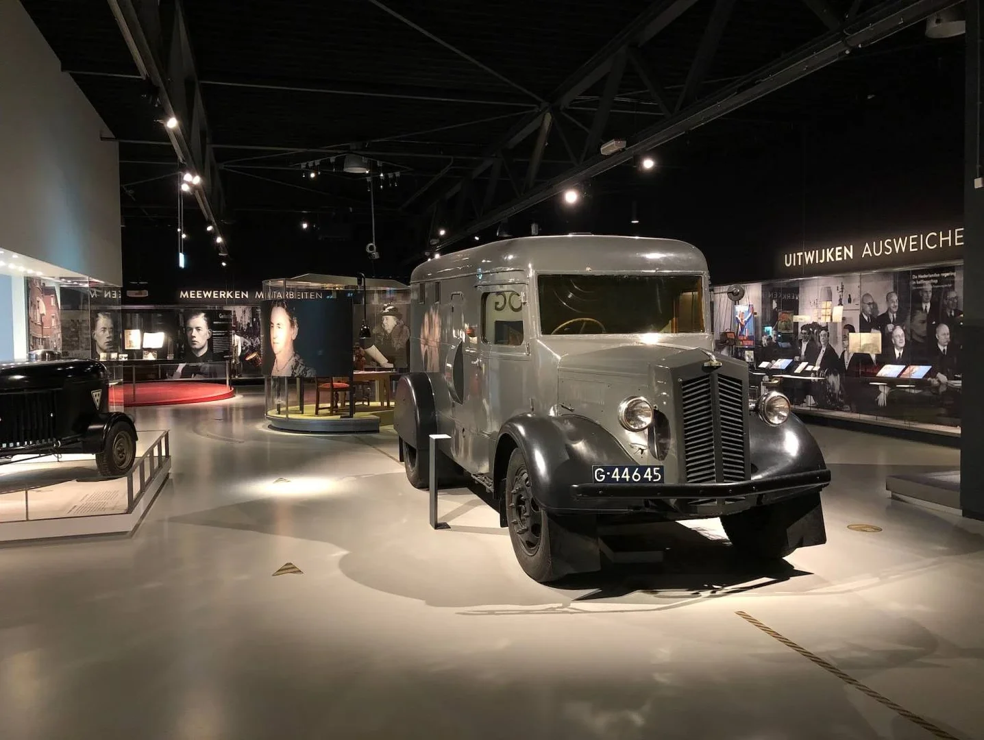 Historische grijze bestelwagen in de tentoonstelling van het Oorlogsmuseum Overloon