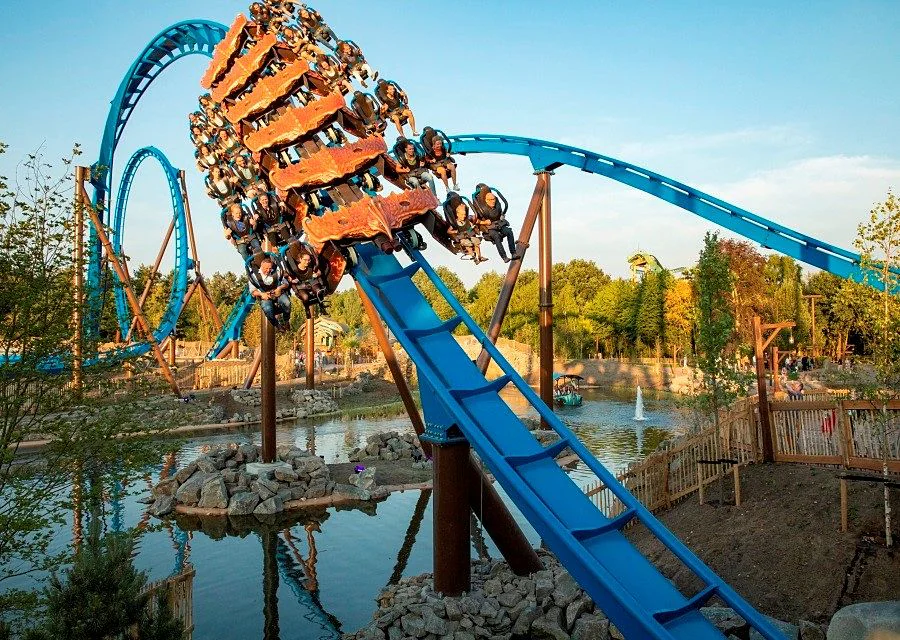 Achtbaan Fenix boven het water in attractiepark Toverland